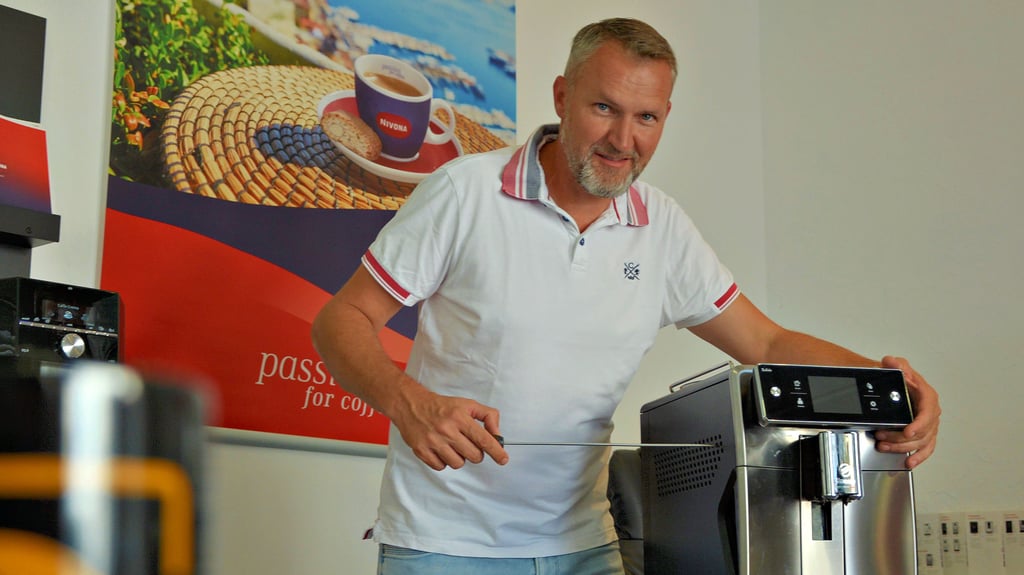 „Kaffee-Dok“ Kay Bünnig bietet eine von mehreren Reparaturmöglichkeiten für Elektrogeräte in Wolmirstedt an.