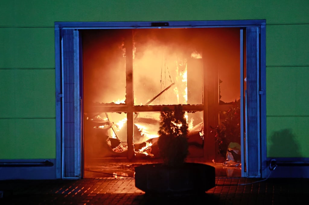 Das Innere des Marktes in Quedlinburg ist komplett zerstört, hieß es von der Feuerwehr.