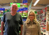 Markleiter Andreas Kuhfuß und Mitarbeiterin Katrin Madrian vom Raiffeisen-Markt in Genthin.