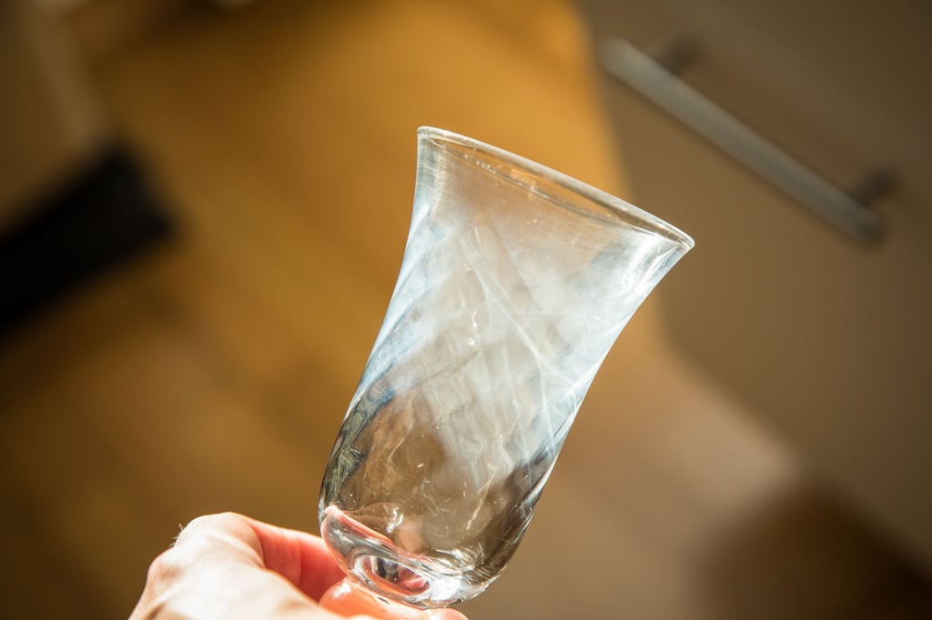 Ein Lifehack verspricht, dass milchige Gläser mit einem in Wasser aufgelösten Gebissreiniger-Tab wieder klar werden sollen.