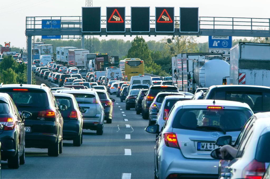 Zwei Menschen wurden bei einem Verkehrsunfall auf der A2 schwer verletzt.