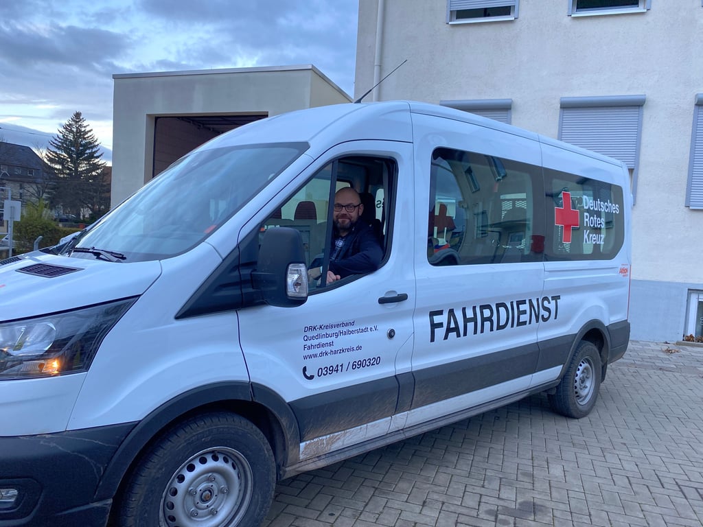 Enrico Bache ist Fahrdienstleiter des DRK in Halberstadt und hier mit dem neuen Transporter unterwegs.