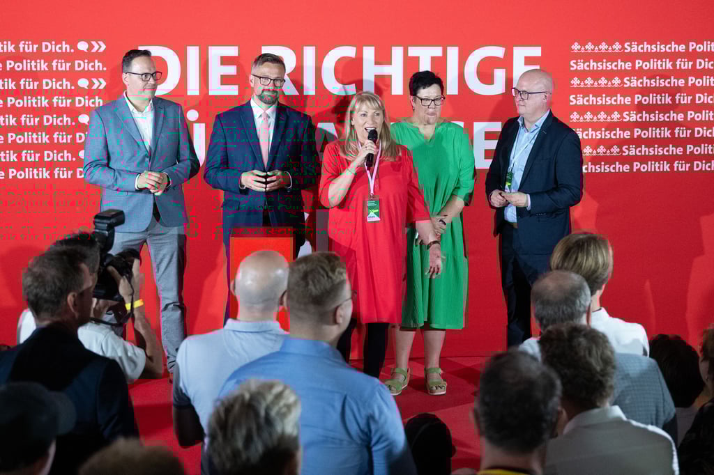 Die Zukunft der Regierungsbildung in Sachsen hängt von einem Mitgliederentscheid ab. Dirk Panter (l) und Petra Köpping (M.) sollen Ministerien übernehmen. (Archivbild)