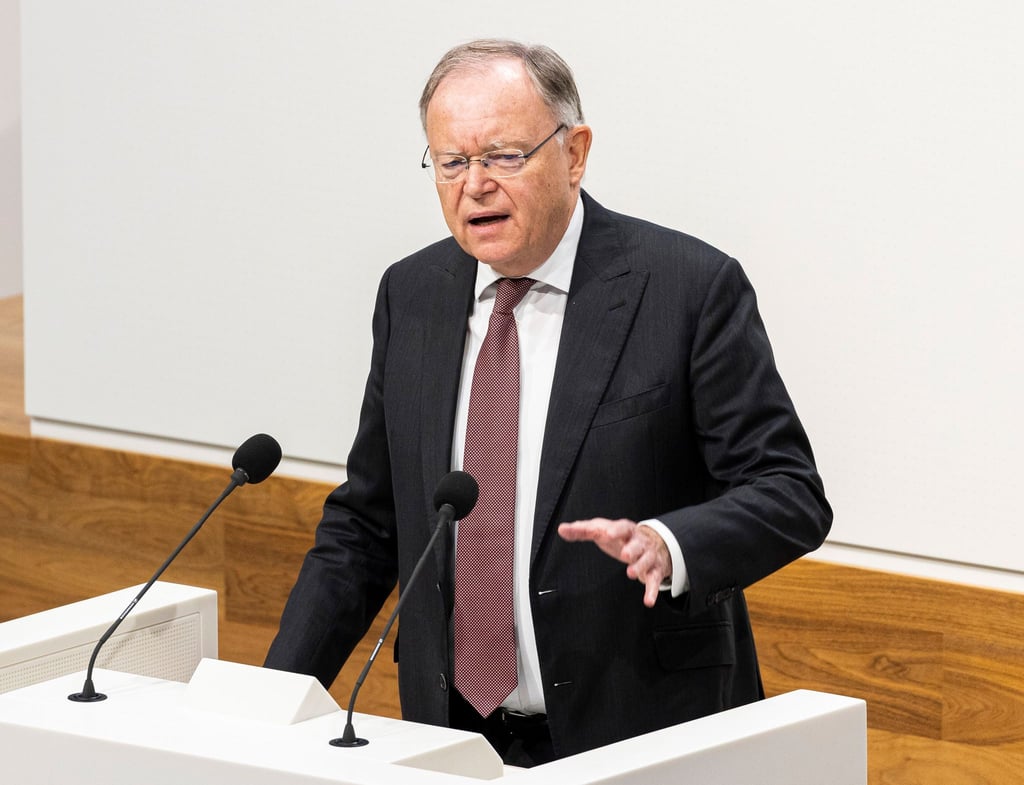 Niedersachsens Regierungschef Stephan Weil sitzt seit 2013 im Aufsichtsrat von Volkswagen. (Archivbild)