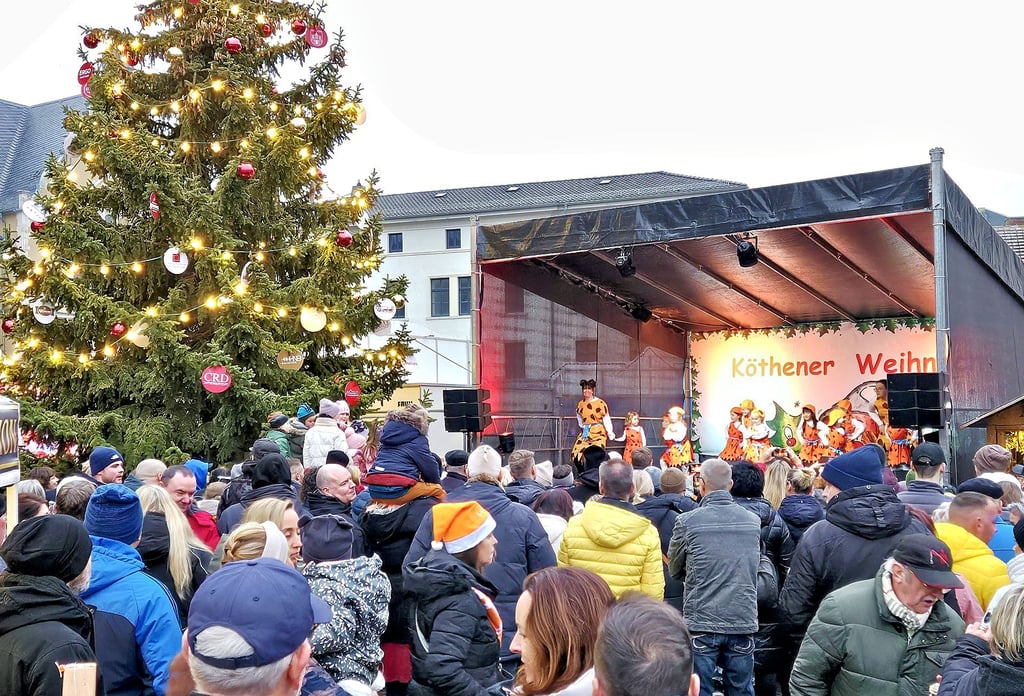 Nach dem verregneten Samstag machen sich viele Besucher am Sonntag auf den Weg zum Markt.