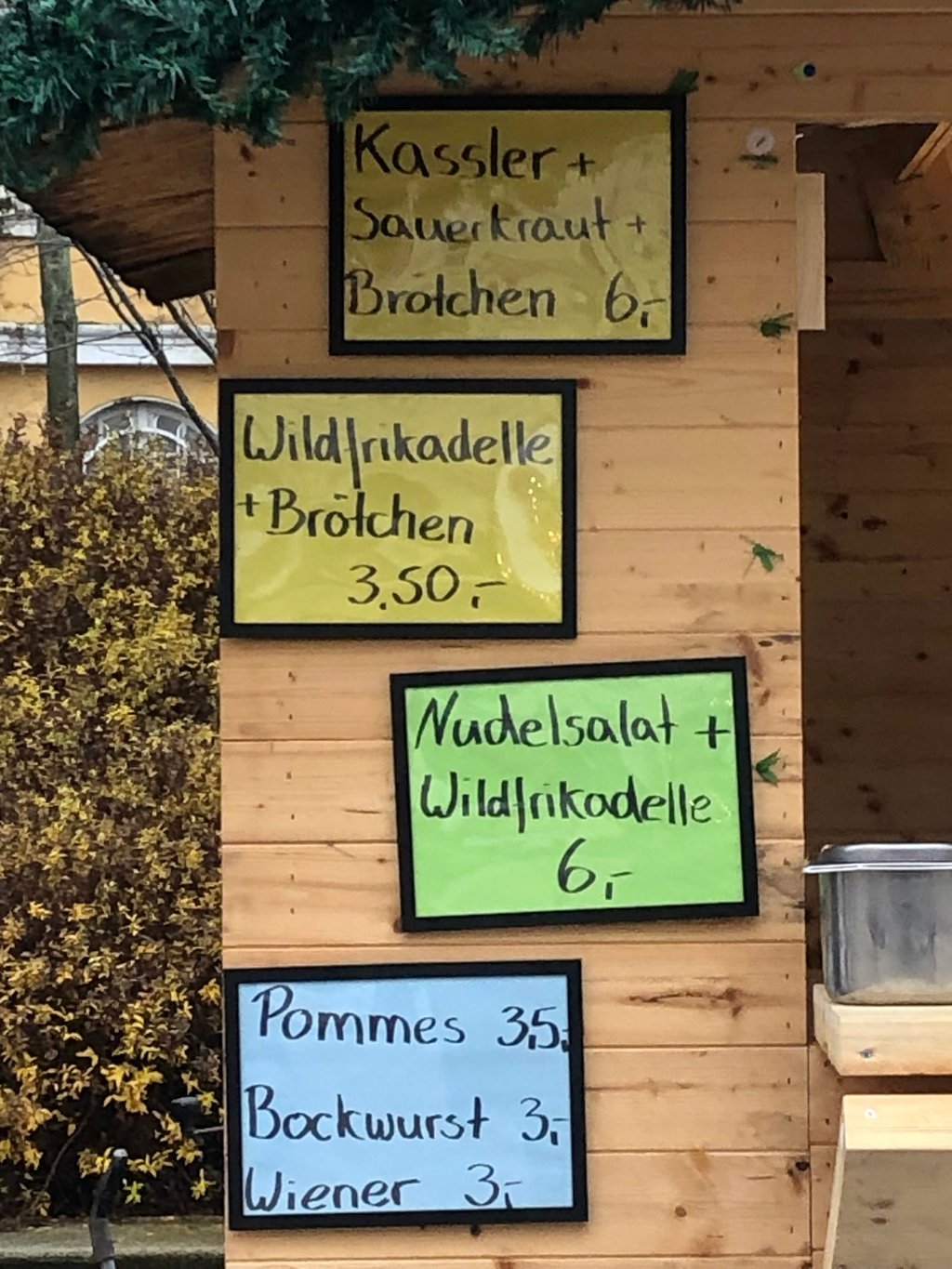 Adventsmarkt in Zeitz: Bei diesen Portionen wird man satt.