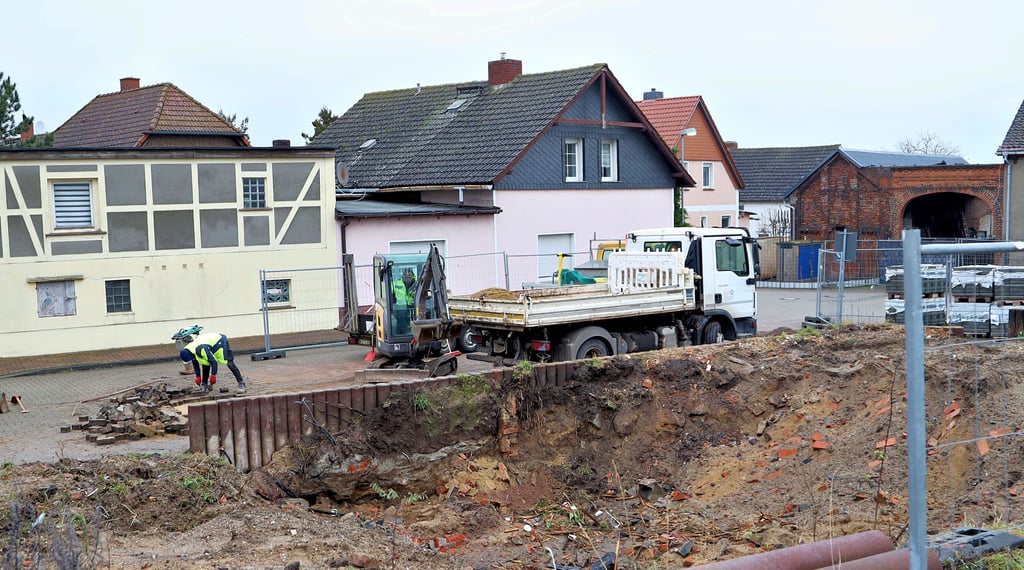 Das alte Empfangsgebäude am Bahnhaltepunkt in Vahldorf ist seit zwei Wochen Geschichte. Nun sollen die im Frühjahr 2022 begonnenen Sanierungsarbeiten am Bahnhof fortgesetzt werden.