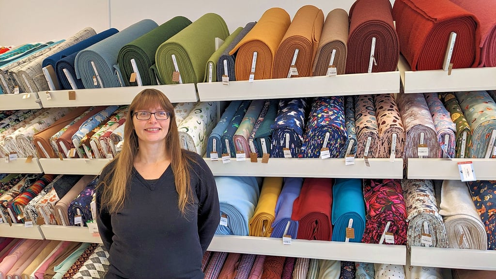 In ihrem Stoff- und Wollgeschäft in der Brüderstraße verkauft Martina Grätz bunte Stoffe, Schnittmuster und Kurzwaren.