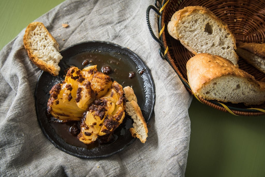 Onion Boils werden derzeit als Foodtrend gefeiert - wie hier, gefüllt mit Gewürzbutter, aus der Heißluftfritteuse.