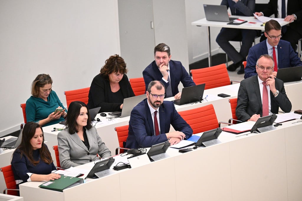 Die neu ernannten Minister auf der Regierungsbank während der Landtagssitzung in Potsdam.