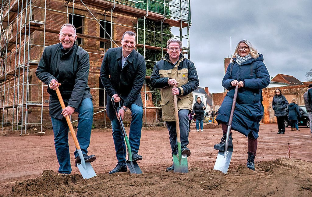 Gommerns Bürgermeister Jens Hünerbein (v. l.), der stellvertretende Landrat des Jerichower Landes Stefan Dreßler, Dirk Nowak von der Sechsten Biederitzer Immobilien Besitz GmbH & Co. KG und Yvonne Ostendorf vom Planungsbüro Cube Plan haben am Montag den ersten Spatenstich vollzogen.