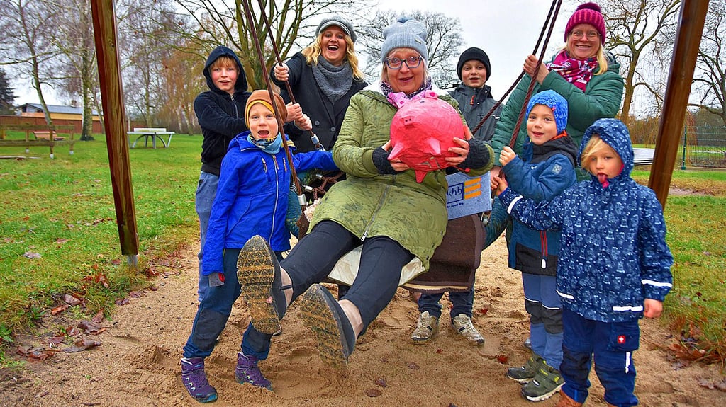 Ein Sparschwein mit 1.000 Euro hat Finanz- und Versicherungsmaklerin Marlis König als Spende für die Spielplatzsanierung in Uthmöden gebracht.