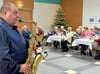 Saxophonist Rainer Schulz gab bei der Seniorenweihnachtsfeier in Möckern am Dienstag den Ton an.