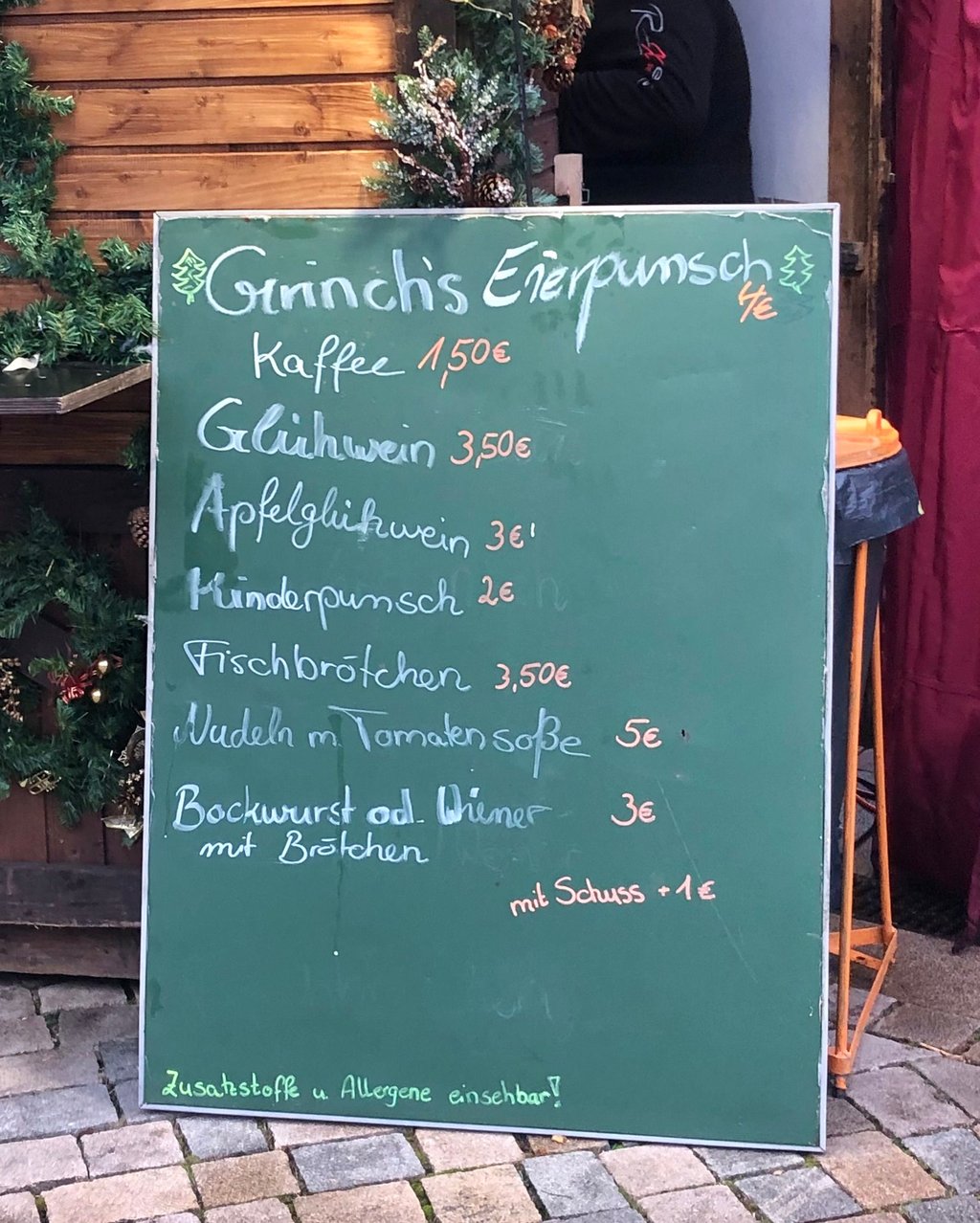 Glühwein und Snacks sind auf dem Adventsmarkt in Zeitz vergleichsweise preiswert.