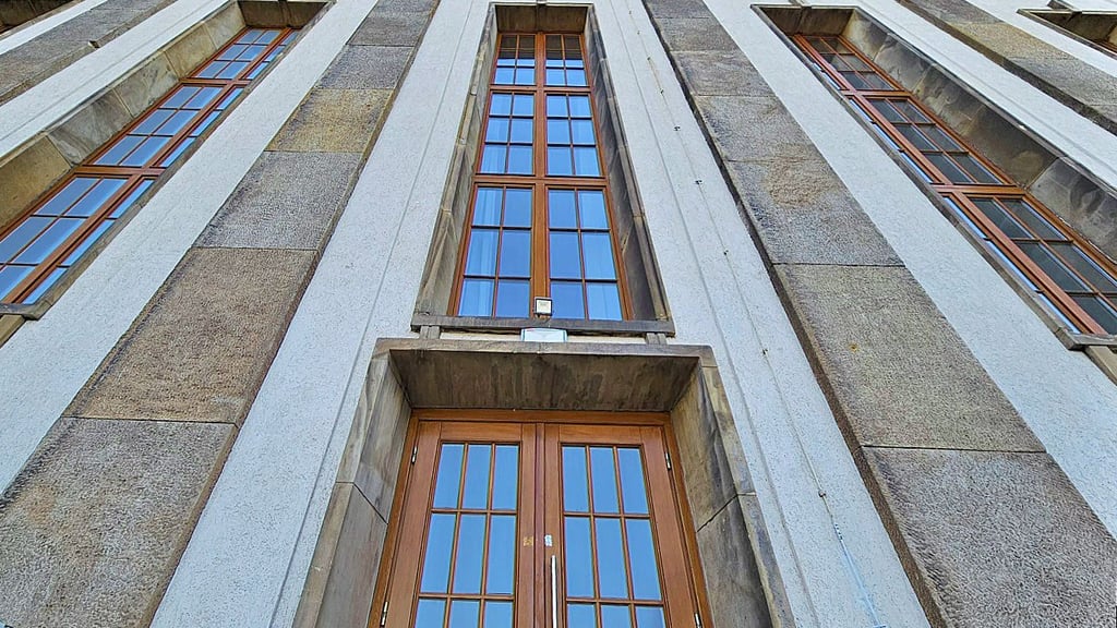Blick auf die Fassade des Amo Kulturhauses in Magdeburg.