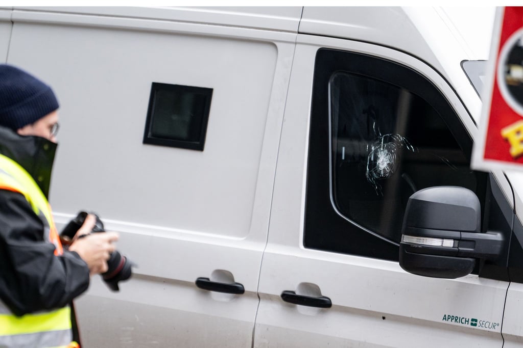 Das Fenster des Geldtransporters ist nach einem Schuss gesprungen.