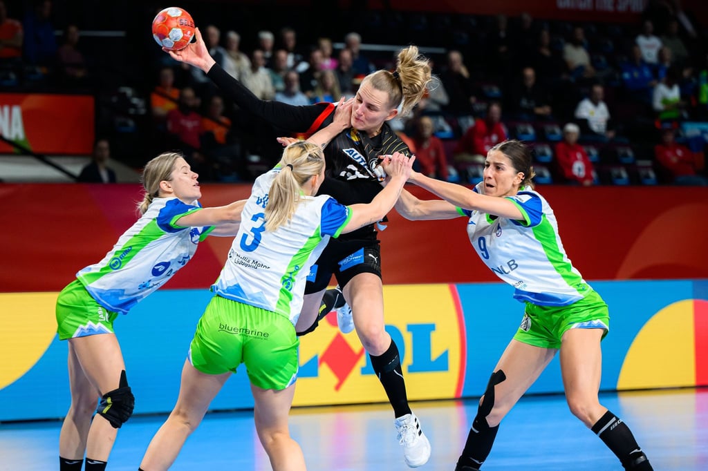Die deutschen Handballerinnen um Annika Lott haben zum EM-Abschluss einen klaren Sieg gegen Slowenien gefeiert.
