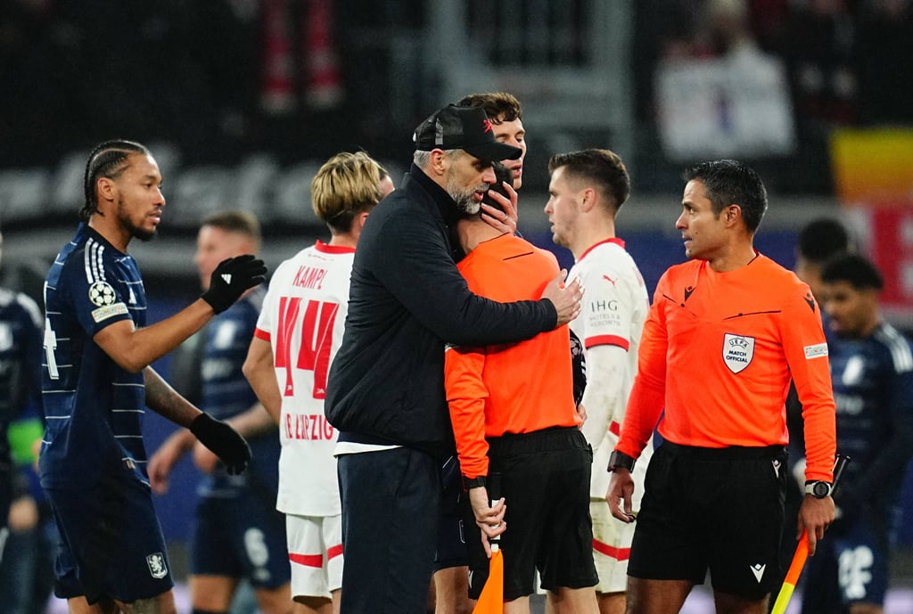 RB-Trainer Marco Rose tröstet Linienrichter Alessandro Giallatini