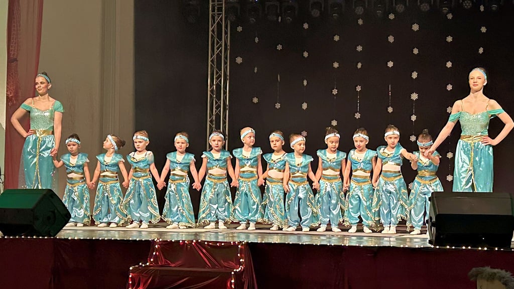 Mit strahlenden Augen tanzten die Kleinsten des Ensembles ihre ersten großen Schritte auf der riesigen Bühne.