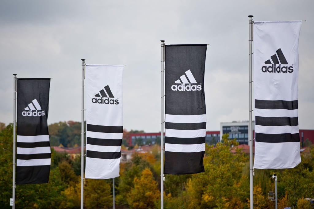 Adidas befindet sich nach eigenen Angaben mit den Zollbehörden seit Jahren „im Austausch“ zu dem bekannten Sachverhalt. (Archivbild)