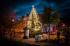 Einen so schön geschmückten Baum gibt es auf einem Stadtteilweihnachtsmarkt in Magdeburg in diesem Jahr nicht.