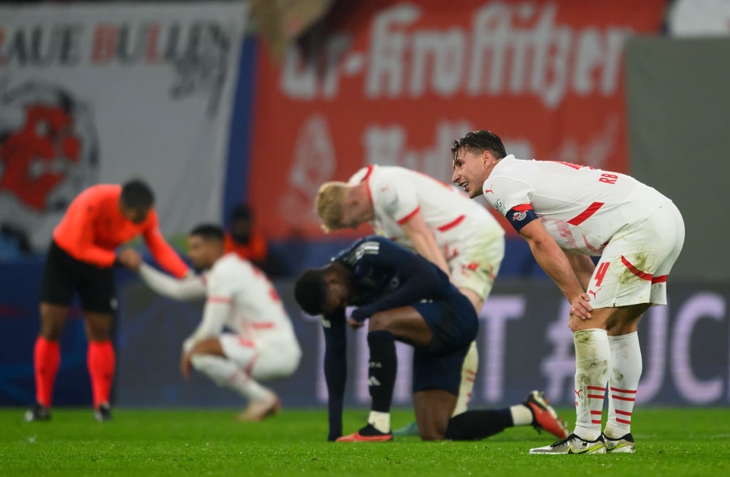 Konsterniert und am Boden: RB Leipzig nach dem Champions-League-Aus.