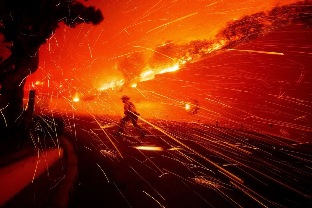 Die Flammen in Malibu haben sich bis an die Küste ausgeweitet.