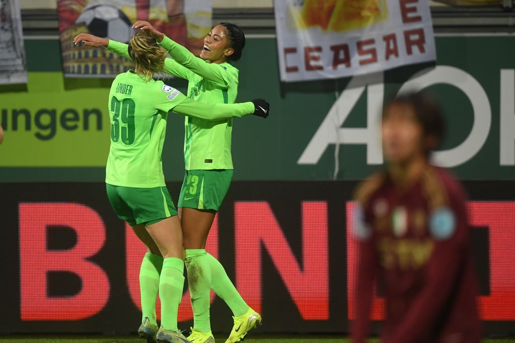 Wolfsburgs Sveindis Jonsdottir (r) jubelt mit Sarai Linder nach ihrem Tor zum 5:1.