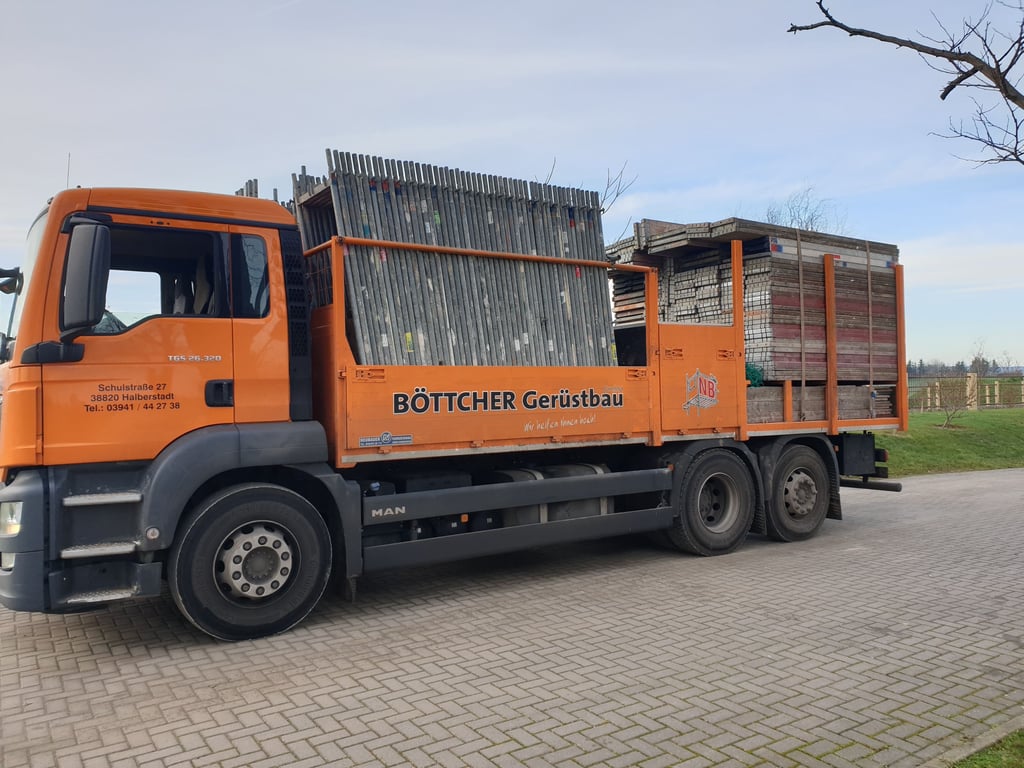 Immense Menge: Gestohlen wurde einem Halberstädter Unternehmen etwa dreimal so viele Gerüstbauteile, wie auf diesem LKW verladen sind.