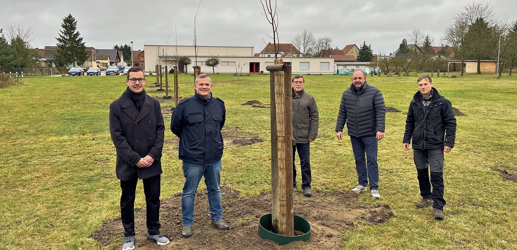 Die ersten Baumpflanzungen in Bittkau laufen. Ortsbürgermeister Alexander Wittwer (von links), Ortswehrleiter Karsten Schulze, Planer Siegfried Arndt, Landtagsmitglied Thomas Staudt und Planer Sebastian Arndt freuen sich.