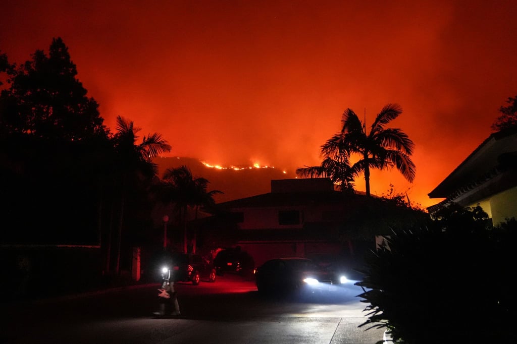 Über Nacht breitete sich das Feuer in Malibu rasch aus.