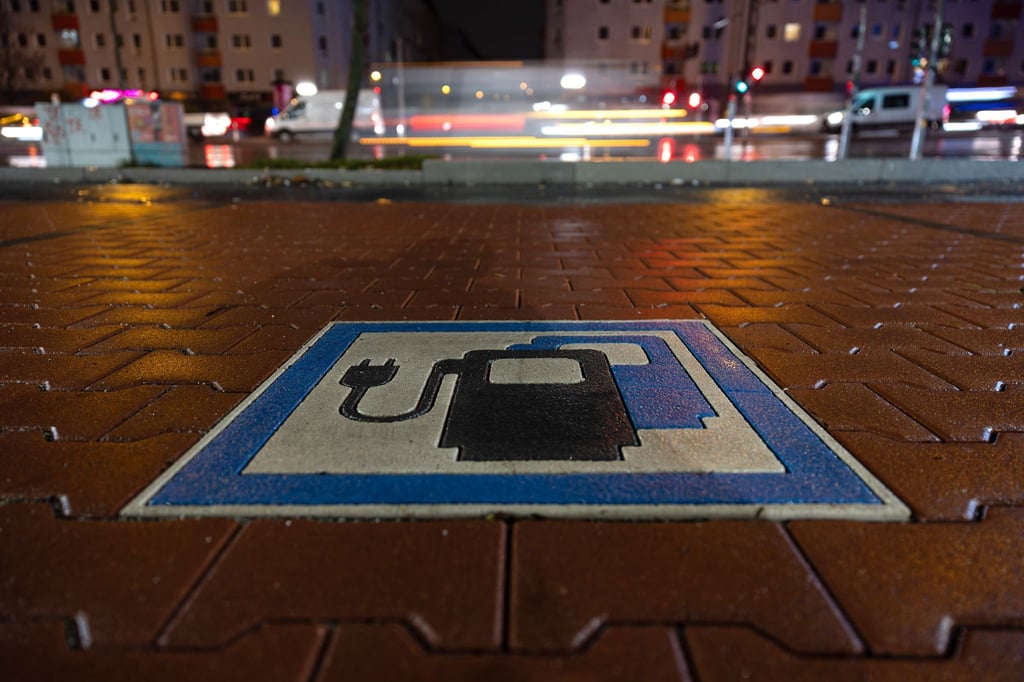 Die Bundesregierung wollte bis zum Jahr 2030 mindestens 15 Millionen Batterieautos auf den Straßen. Nach Hochrechnung der Unternehmensberatung Deloitte könnten es gut 11 Millionen werden.