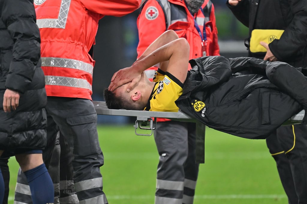 Nico Schlotterbeck verletzt sich kurz vor dem Abpfiff.