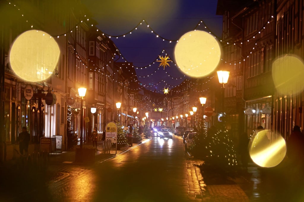 Geschmückte Geschäftsstraße in Wernigerode: In der Weihnachtszeit und über den Jahreswechsel ist der Harz bei Touristen beliebt.