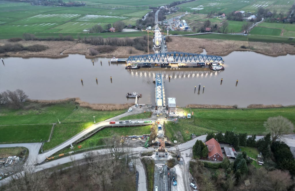 Seitdem ein Frachter die alte Friesenbrücke 2015 rammte und weitgehend zerstörte, ist die Emsquerung unterbrochen.
