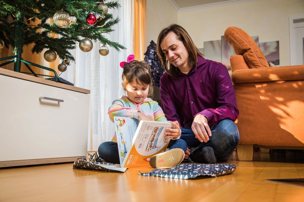 Zu viele Geschenke sind besonders für kleinere Kinder eine extreme Reizüberflutung und können sie überfordern.