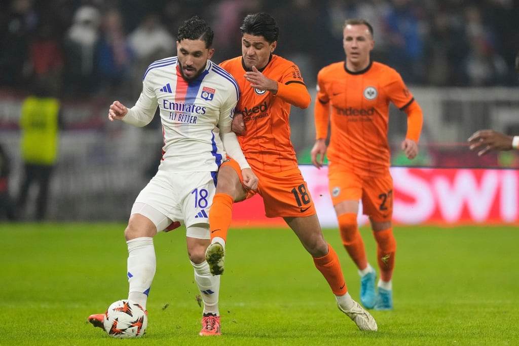 Eintracht Frankfurt um Mahmoud Dahoud (r) verlor verdient gegen Olympique Lyon.