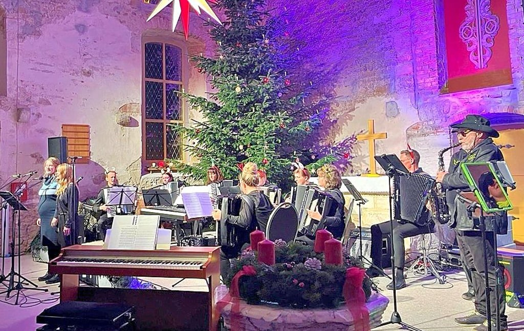 Das Akkordeonorchester Oschersleben beim diesjährigen Adventskonzert in der Dorfkirche Hordorf.