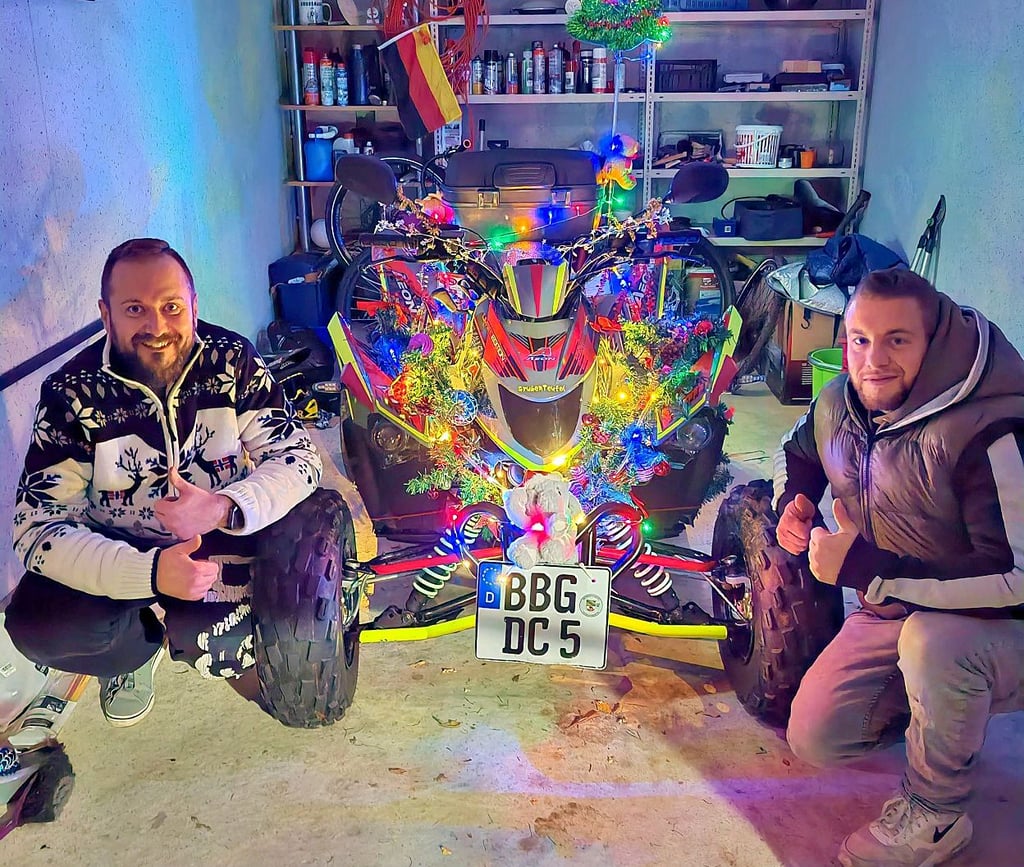 Mitglieder der Quadgruppe „Gruben-Teufel“ haben für die geplante Lichterfahrt nach Bernburg ihre Quads geschmückt.