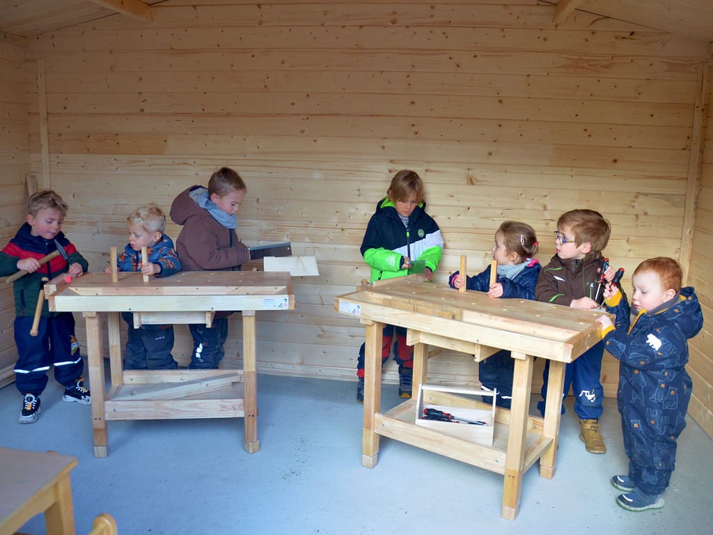 Marlon Wiltner (v. re.), Theodor Bley, Haylie Piller, Luke Seiffarth, Ben Ulrich, Frederik Brandt und Max Faatz probieren die Werkbänke aus.