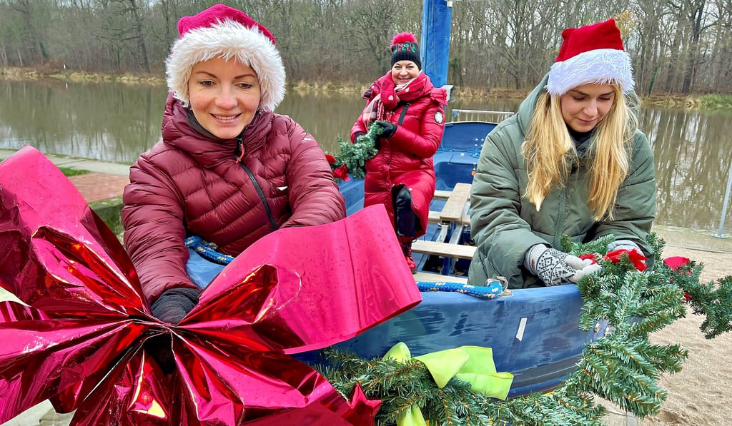 Sabrina Liedke (von links), Elke König-Hofmann und Isabell Reimann schmücken die Boote für die Klosterweihnacht.