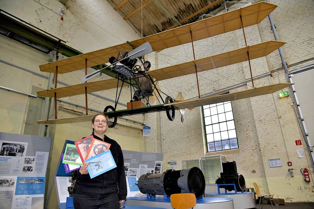 Janina Lamowski arbeitet als Pädagogin im Technikmuseum. Hier zeigt sie Karten, die sich Teilnehmer abholen können.