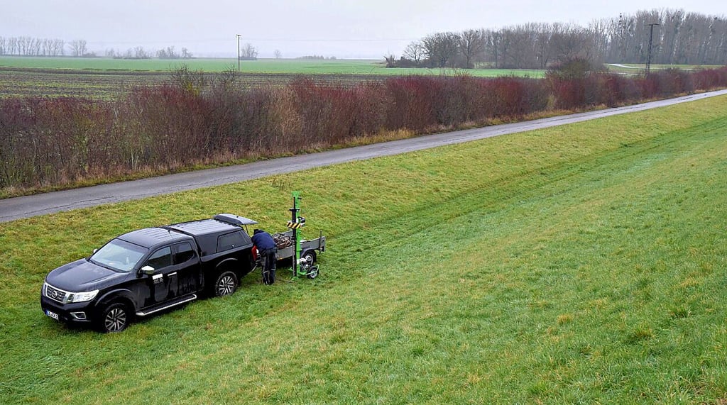 Die „schwere Rammsonde“ ist etwa 50 Kilogramm schwer und wird ständig am Deichfuß und auf der Krone umgesetzt.