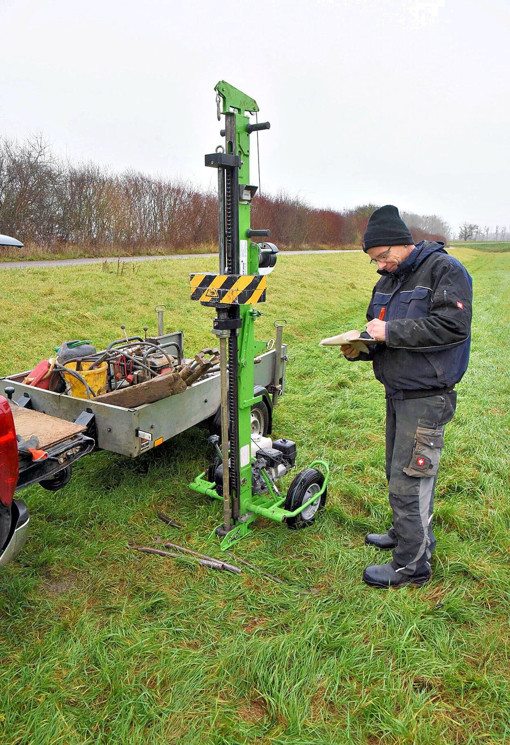 Unweit vom Mastenweg bei Tornitz nimmt Mike Schwarz eine Rammsondierung am Deichfuß vor.