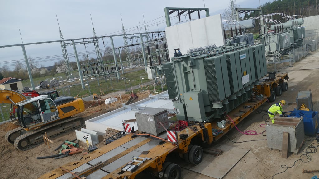 Ein neuer Trafo trifft am 9. April 2021 am Umspannwerk in Osterburg ein. Die Avacon kann beim Netzausbau nicht mit dem Ausbauboom bei erneuerbaren Energien mithalten.