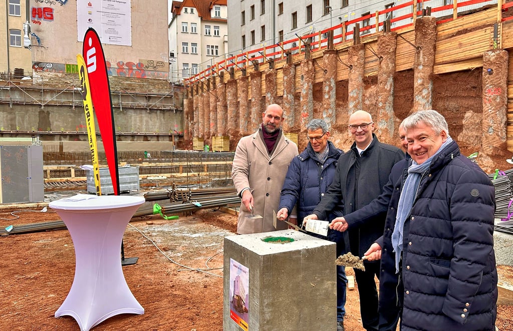 Griffen zur Kelle (v. l.): Mischa Koch von Premier Inn, Bürgermeister Egbert Geier, Sparkassen-Chef Jürgen Fox, Stefan Brunsch und Klaus Papenburg