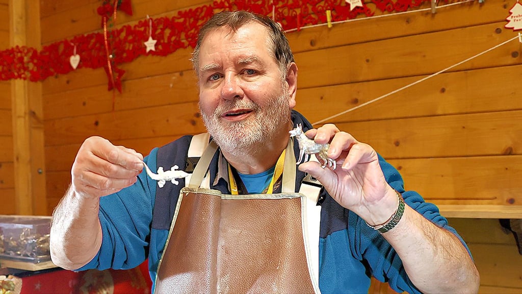 Ingo Schneppel zeigt zwei Tierfiguren aus Zinn, die er in der Wichtelwerkstatt auf dem Weihnachtsmarkt Weißenfels anfertigt.