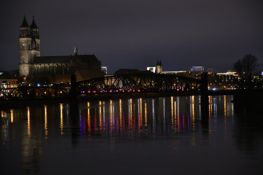 Blick von der Sternbrücke auf die Lichtinstallation an der Magdeburger Hubbrücke. Einige Buchstaben leuchten nicht.