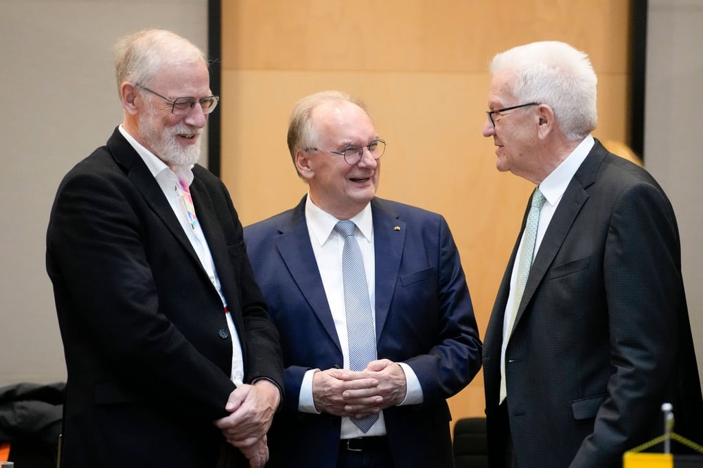 Die Ministerpräsidenten (v.r.) Winfried Kretschmann und Reiner Haseloff sowie Sachsen-Anhalts Medienminister Rainer Robra am Donnerstag in Berlin.