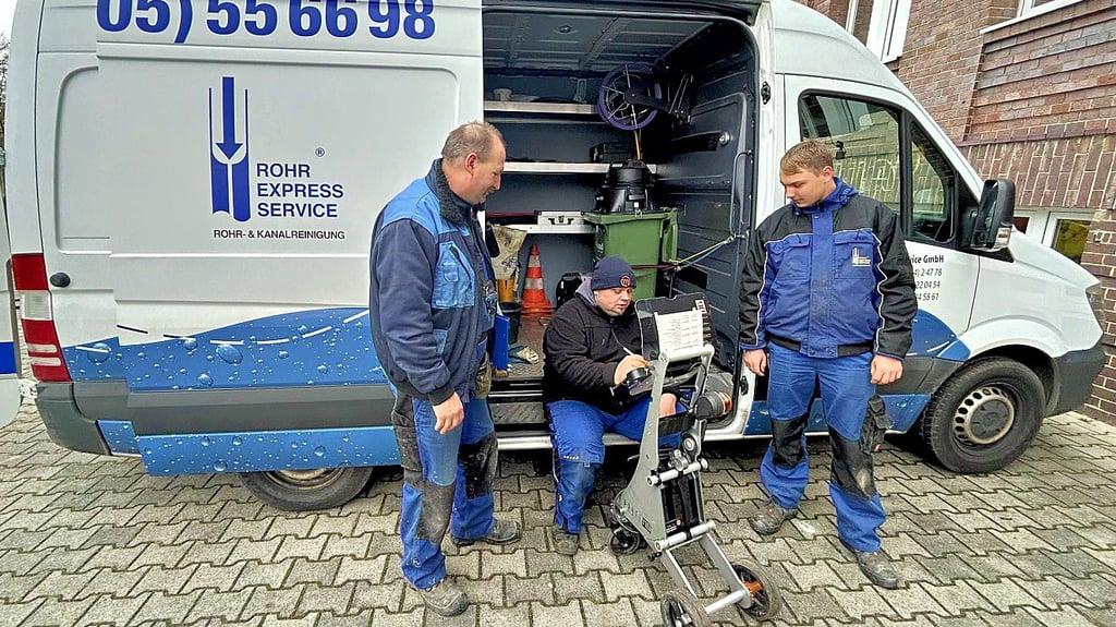 Fachkräfte der Firma Rohr Express Service aus Niemberg analysieren den Defekt im Leitungssystem in Bitterfeld. Foto: Thomas Schmidt